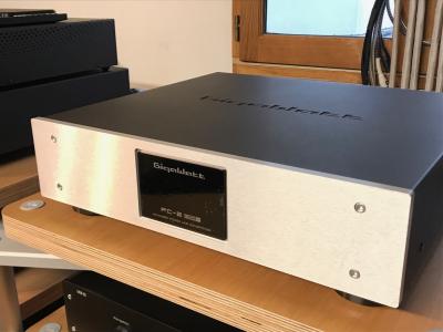 Y a du Gigawatt dans le secteur: des solutions pour un courant "propre" - déballage d'un cable, d'une barrette et d'un conditionneur