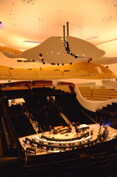 Les balcons suspendus jouent eux aussi le rôle de déflecteurs de sons, tout autant qu'ils permettent la propagation du son autour et derrière le spectateur  Philharmonie-de-Paris