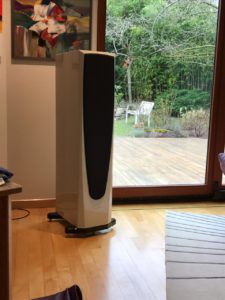 Installation d'enceintes PE LEON INTEGRALE, en finition personnalisée