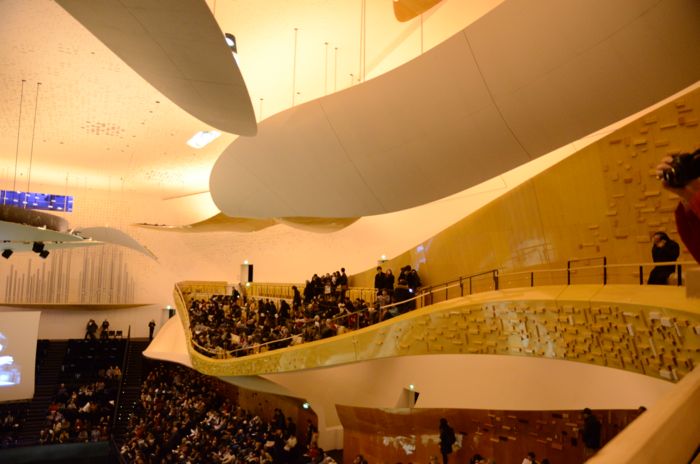 Les balcons suspendus jouent eux aussi le rôle de déflecteurs de sons, tout autant qu'ils permettent la propagation du son autour et derrière le spectateur  Philharmonie-de-Paris
