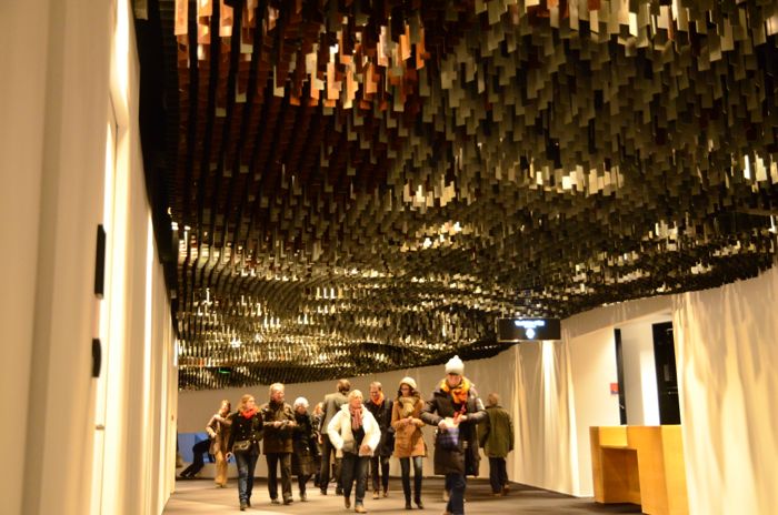 Les balcons suspendus jouent eux aussi le rôle de déflecteurs de sons, tout autant qu'ils permettent la propagation du son autour et derrière le spectateur  Philharmonie-de-Paris