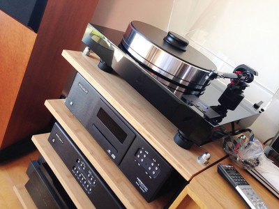 Platine vinyle ProJect Xtension 10 Evolution: le livreur vient de larguer une belle caisse, finalisant un magnifique ensemble au rendu très haut de gamme !
